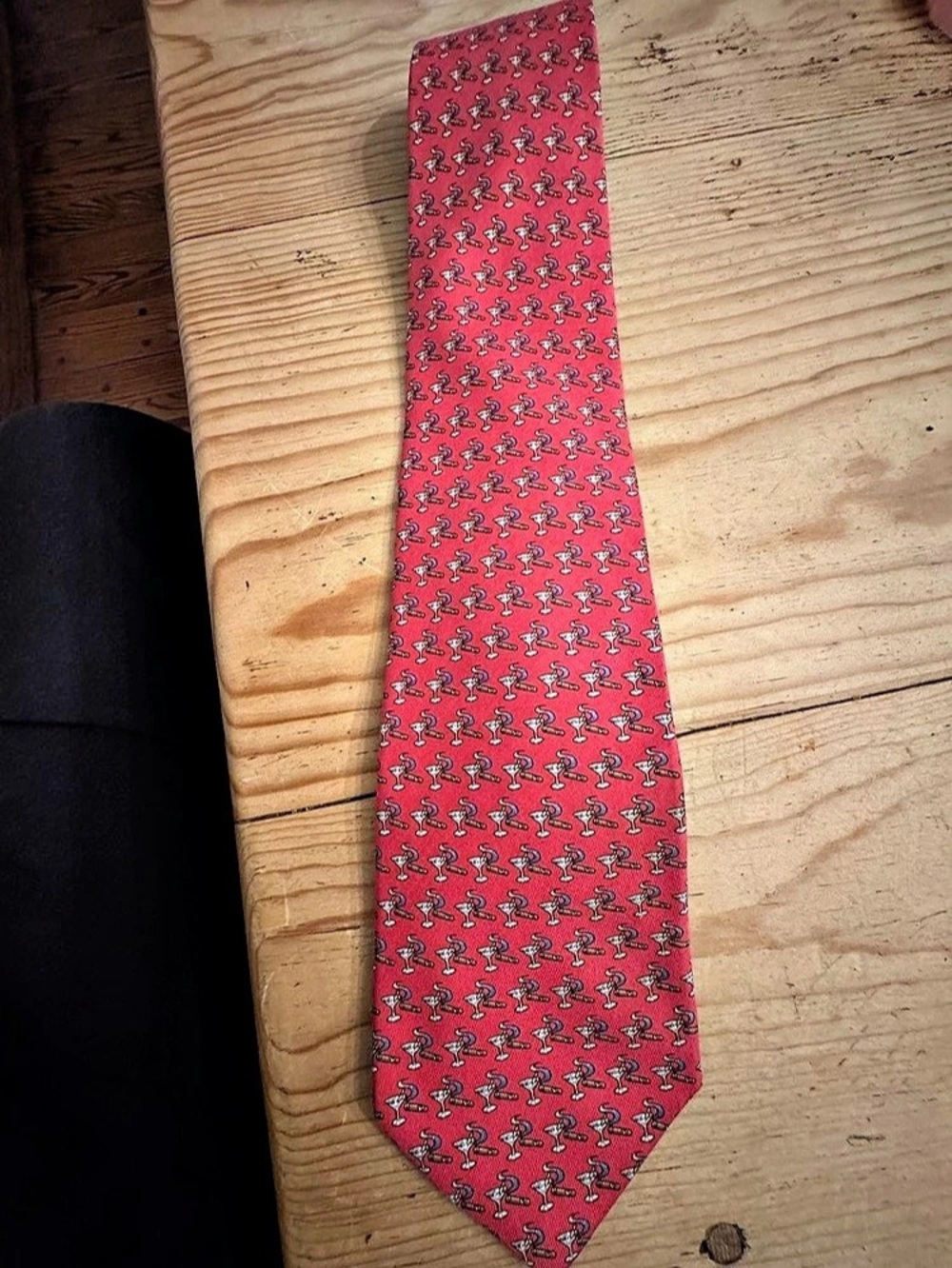 Vintage Vineyard Vines 100% Silk Martini and Cigars Tie in Red excellent conditi